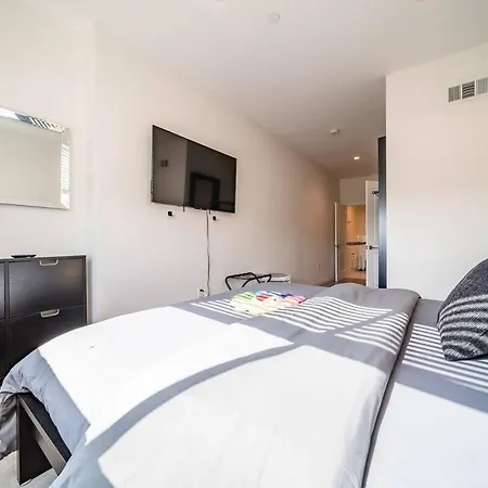 Hype Inspired Urban Escape 3 Bed By Sofi And Lax Apartment